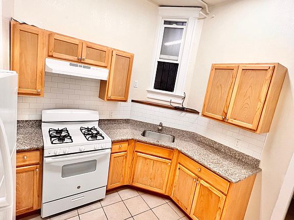 3rd image of 561 Fillmore St