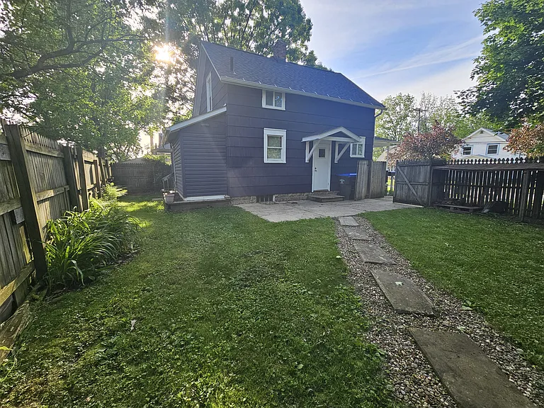 542 Broadway St E — Photo 3