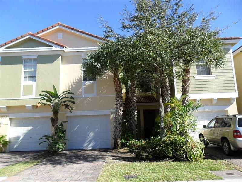 1st image of 821 Pipers Cay Dr
