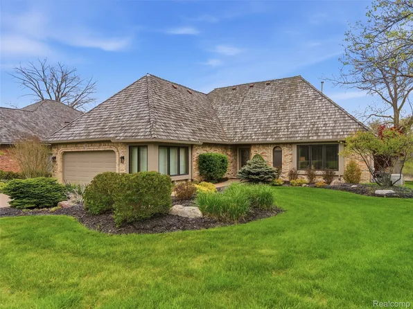 23 Chateaux Du Lac, Fenton, MI 48430