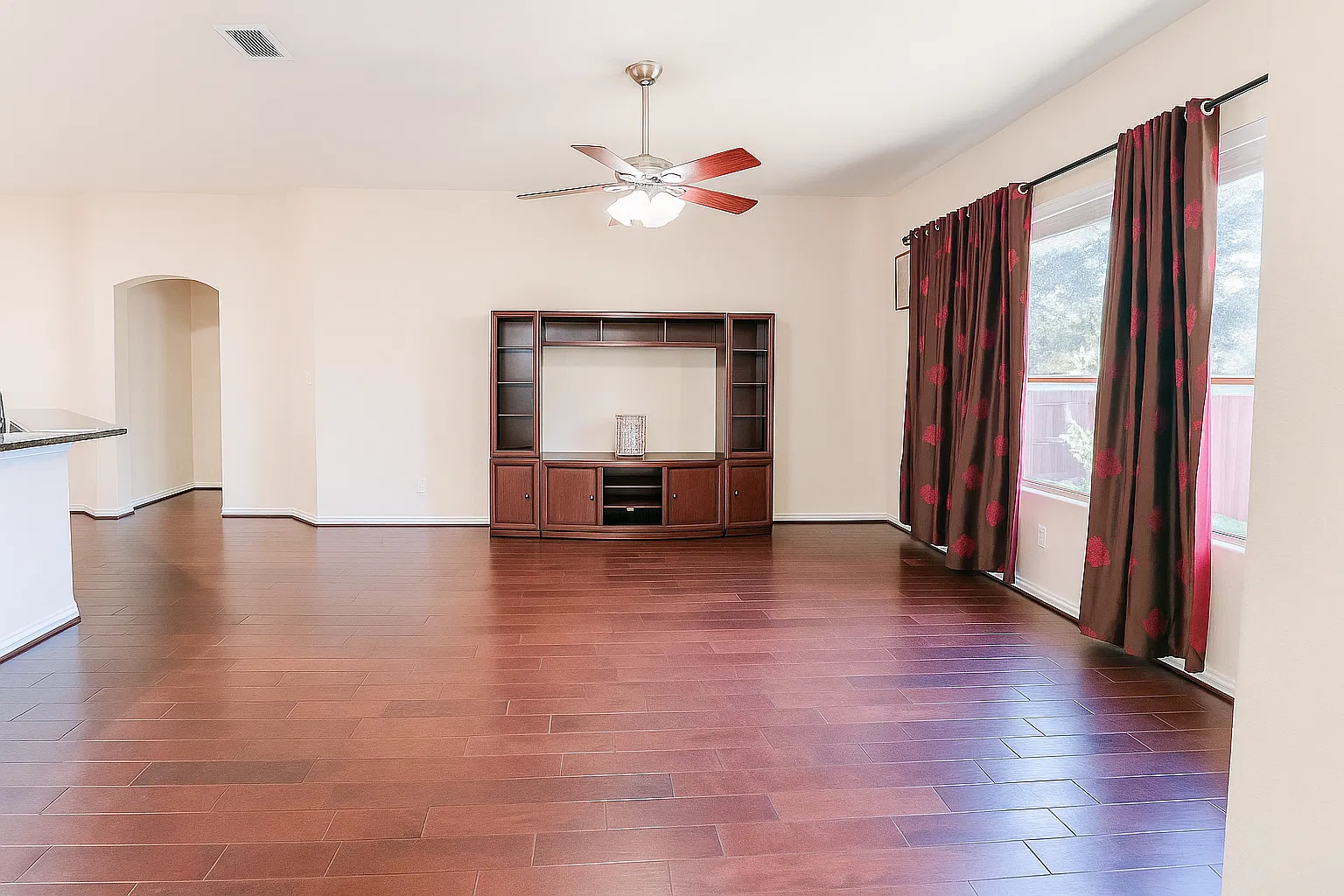 3 bed, 2264 sqft, $2,550 — Photo 3