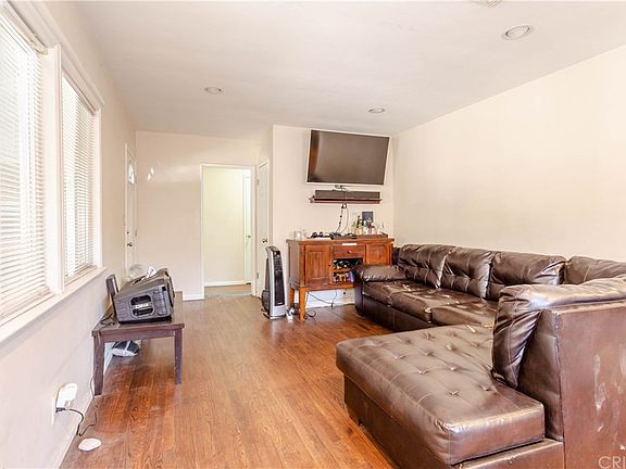 5th image of 10988 Noble Ave