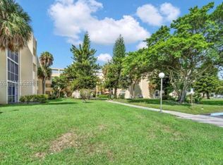 942 NE 199th St APT 102, Miami, FL 33179