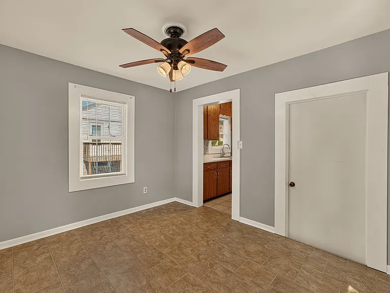1404 E Elm St — Photo 12