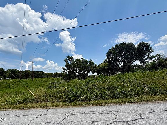3rd image of Oak Ridge Dr