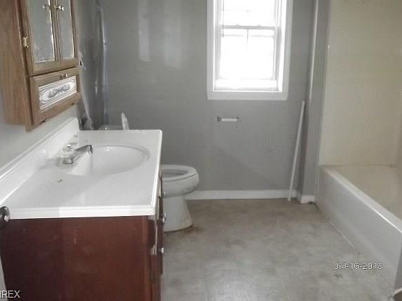 5th image of 209 E Broadway St