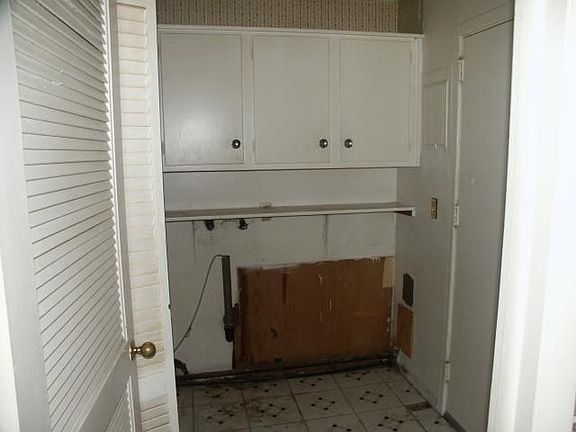 5th image of 788 Dimson Dr E