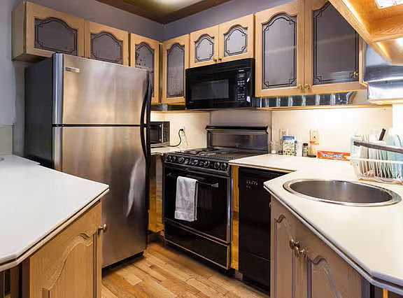 2nd image of 777 Burrard St #35892