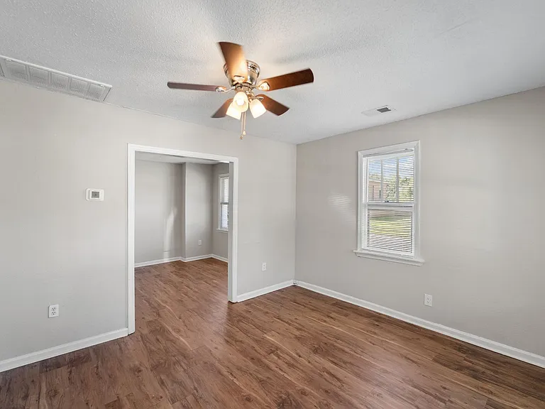 132 Jenks St — Photo 3