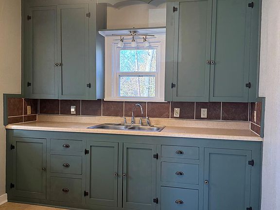 4th image of 213 E 6th St