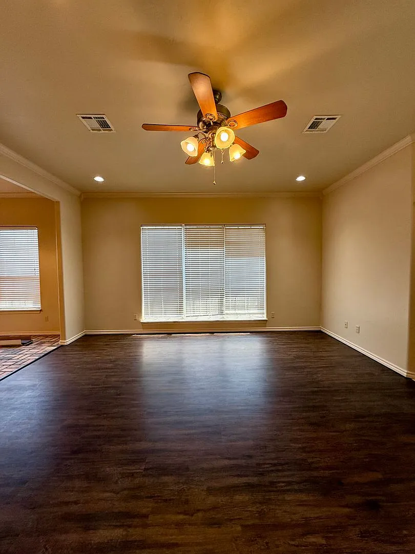 Beautiful Home in Moore - 3 Bed, 2 Bath, Plus Office! — Photo 4