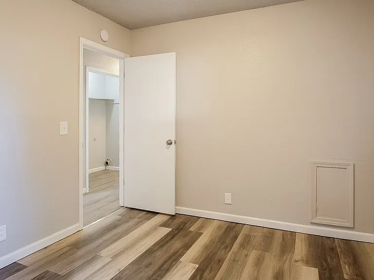 877811_027_bedroom_13276055.jpg