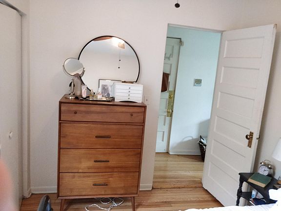 5th image of 902 W Grace St #3