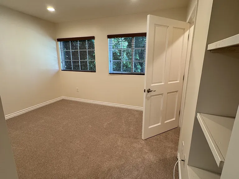 2301 Roscomare — Photo 28