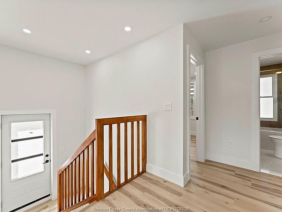 4th image of 557 Elinor St