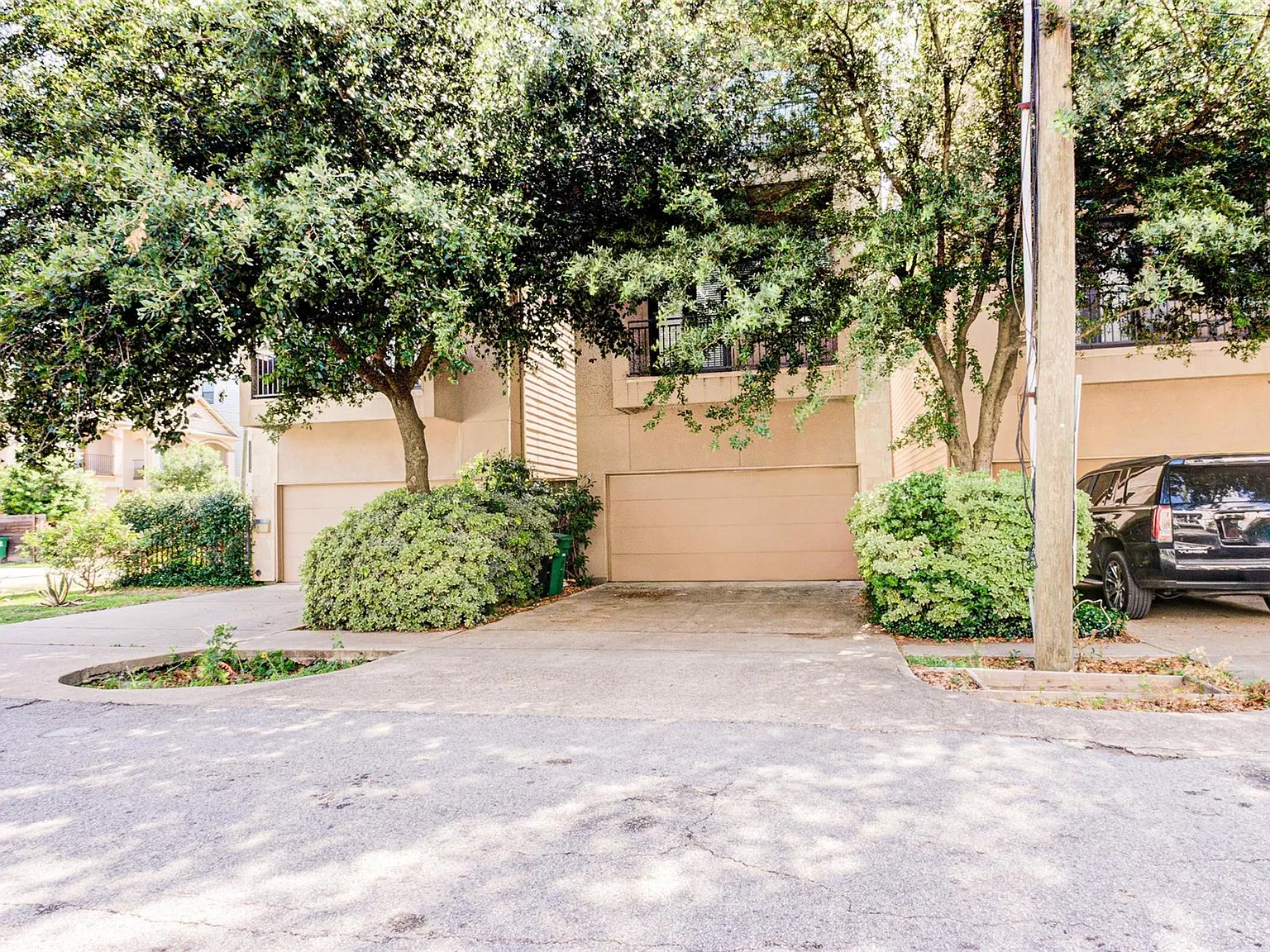 3 bed, 3.5 bath, 2281 sqft, $3,500 — Photo 2