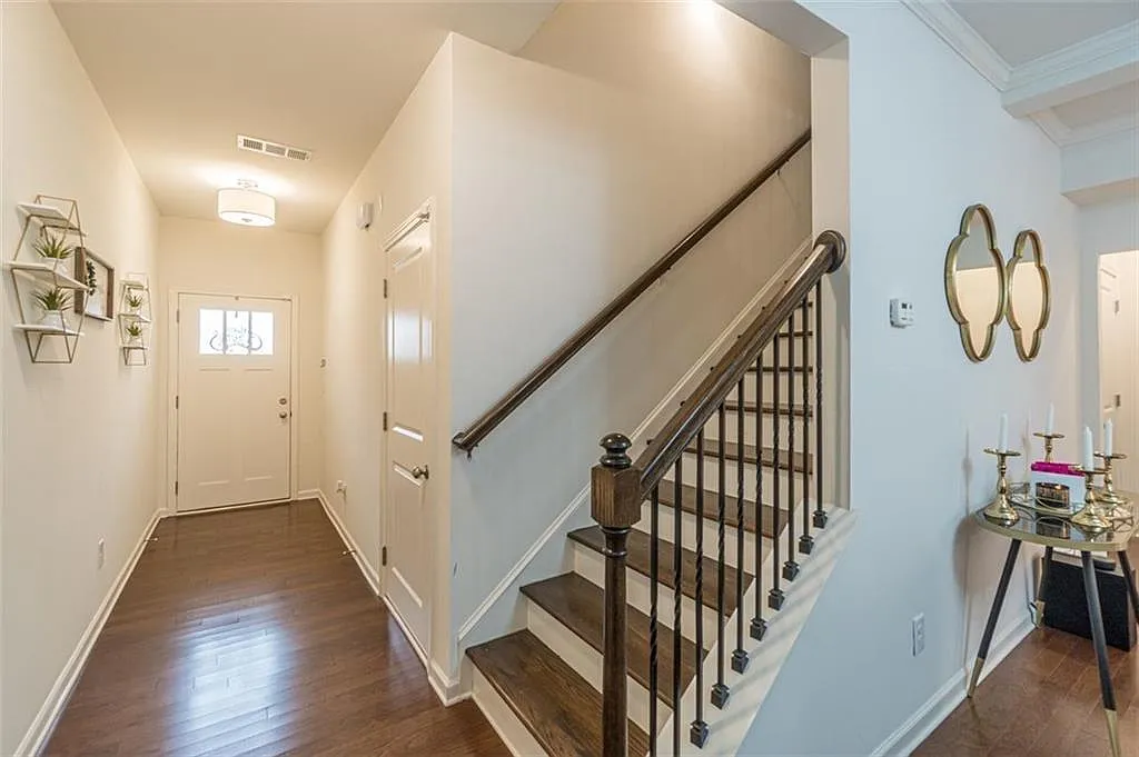 3 bed, 2.5 bath, 1879 sqft, $2,595 — Photo 2