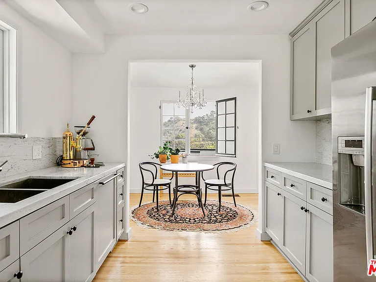 8831 Lookout Mountain Ave — Photo 7