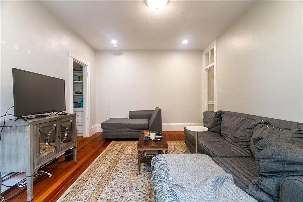 4 bed, 1100 sqft, $3,900 — Photo 3