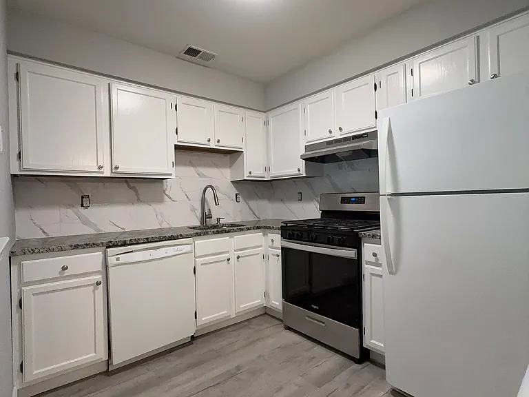 518 Waterford Dr — Photo 5