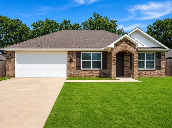 804 Brook St, Gentry, AR 72734