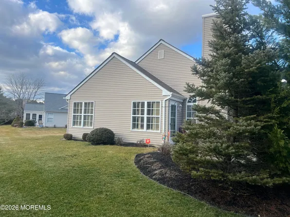 8 Skyline Drive, Lakewood, NJ 08701