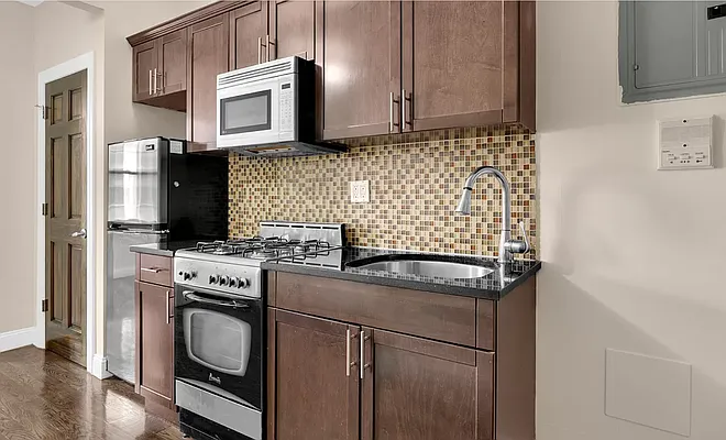 Rented by REAL New York | media 24