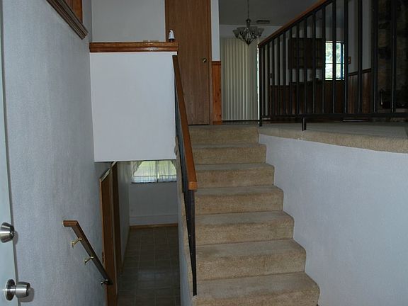 2nd image of 613 Acorn Ct SE