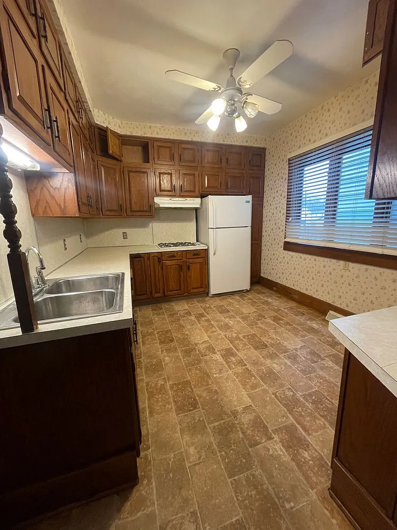5 bedroom 2 bath House — Photo 4
