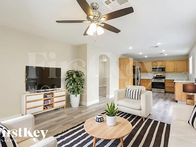 5681 Woods Crossing St — Photo 4