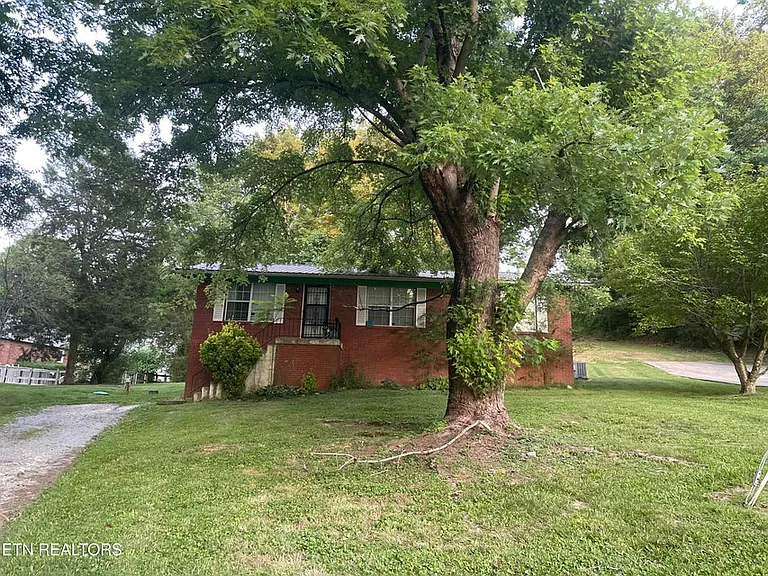 305 Reagan St — Photo 2