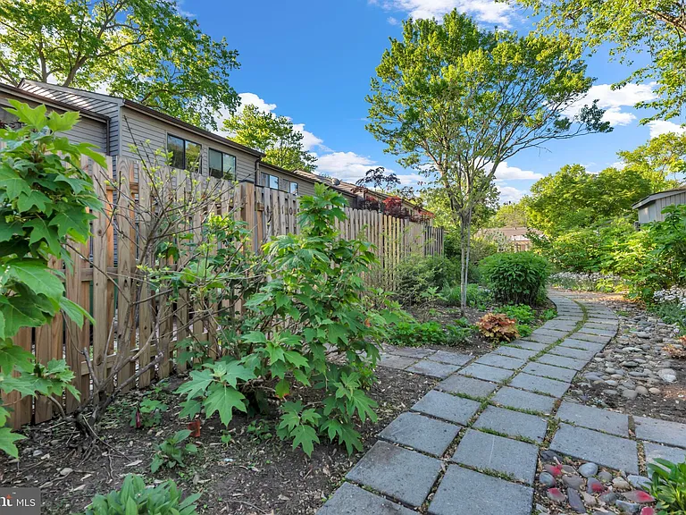 1052 Cedar Ridge Ct — Photo 33