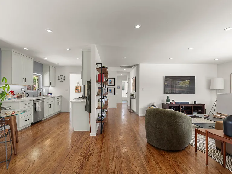 5249 Vernon Ave — Photo 4