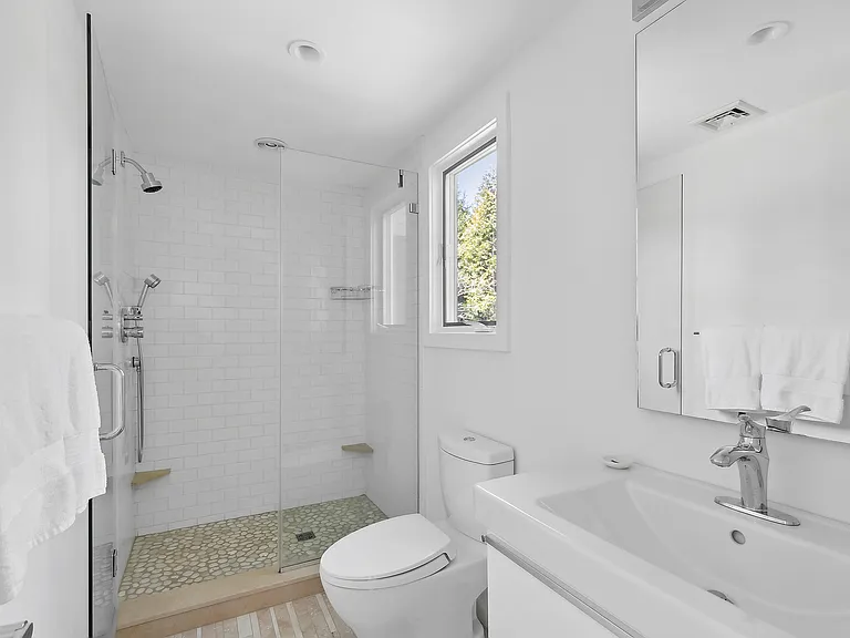 28 Gardiners Bay Dr — Photo 16
