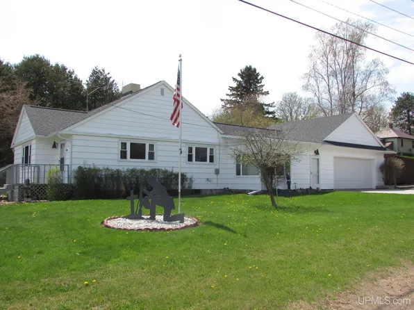 404 Bowling Ave, Baraga, MI 49908