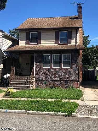 2nd image of 86 Leslie St