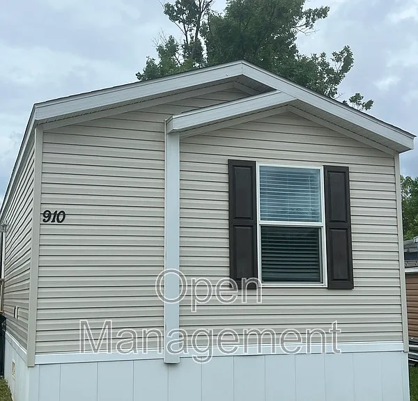 825 1st Ave E #60 — Photo 1