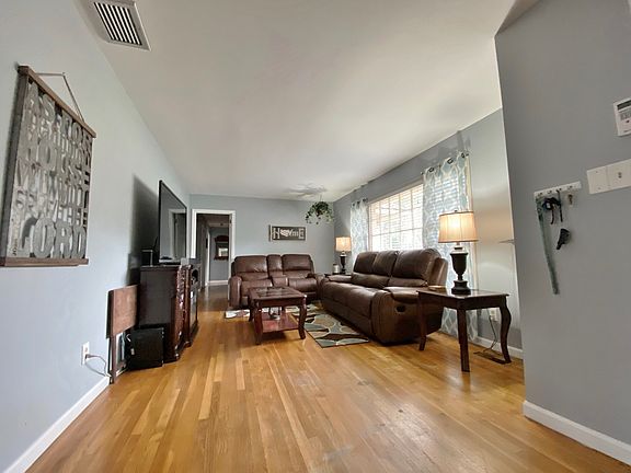 4th image of 2204 Brighton Pl