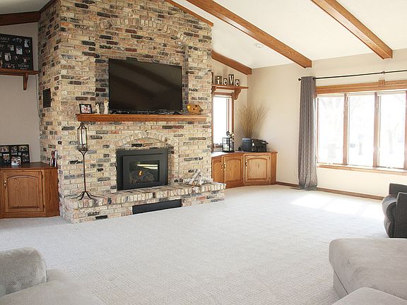 Living Room (gas fireplace)