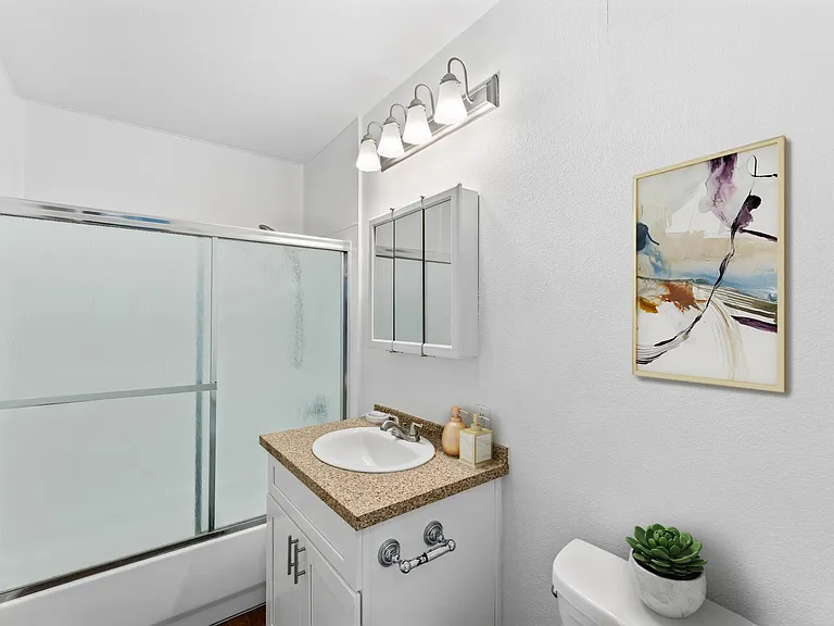 Elmwood Apartments — Photo 8