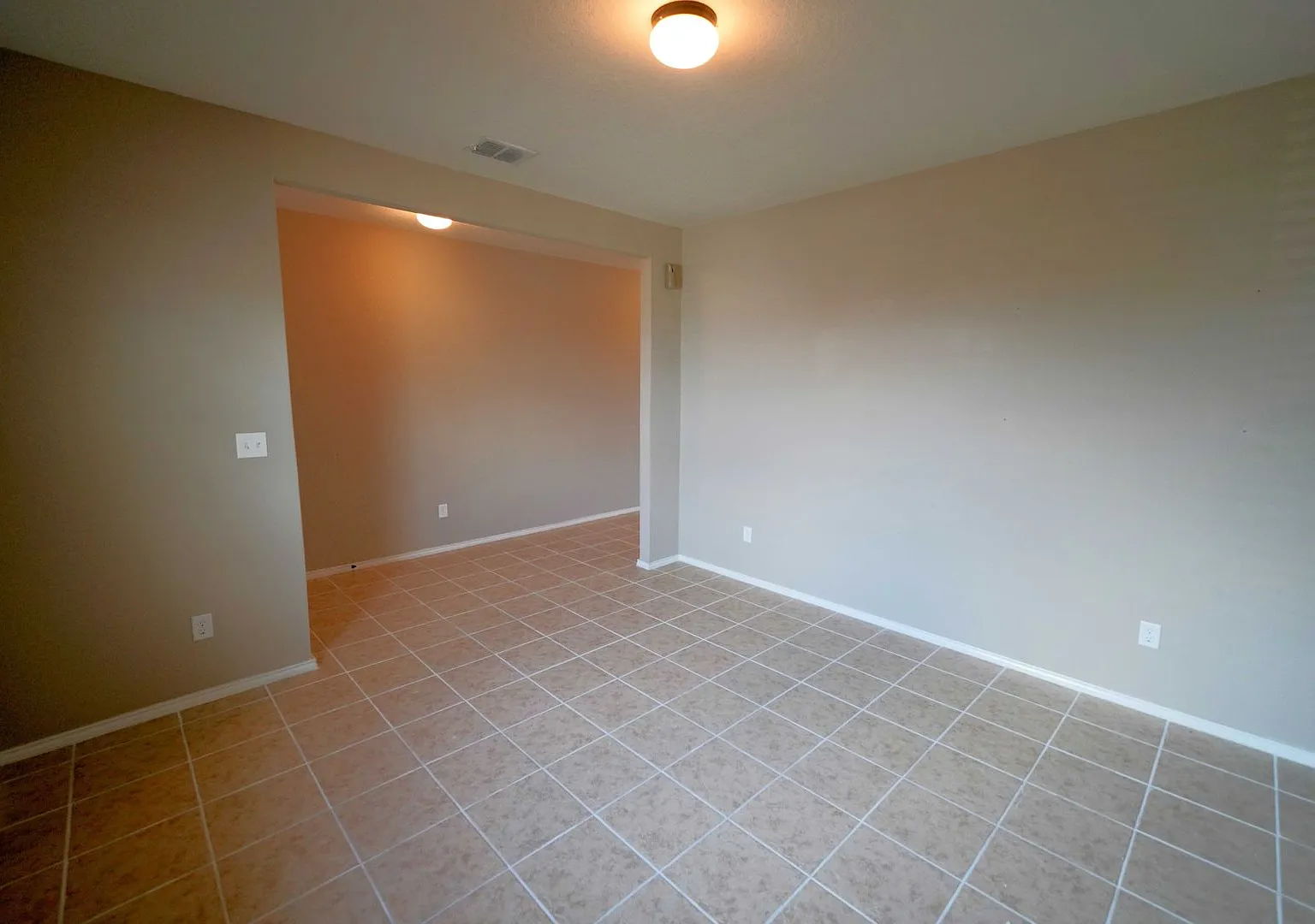 Spacious 5-Bedroom Home with Game Room - Realtor Commission: $500 — Photo 4