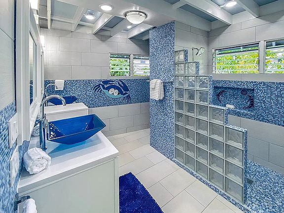 Spa Bathroom Kona Krabby 