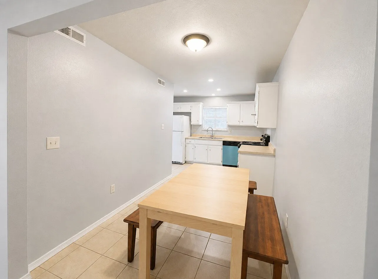 2 bed, 1.5 bath, 1284 sqft, $1,295 — Photo 4