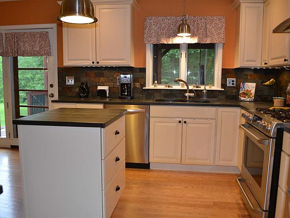 3rd image of 8 Snowberry Ln