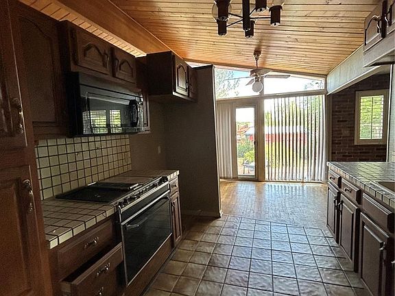 3rd image of 850 W 6th Avenue