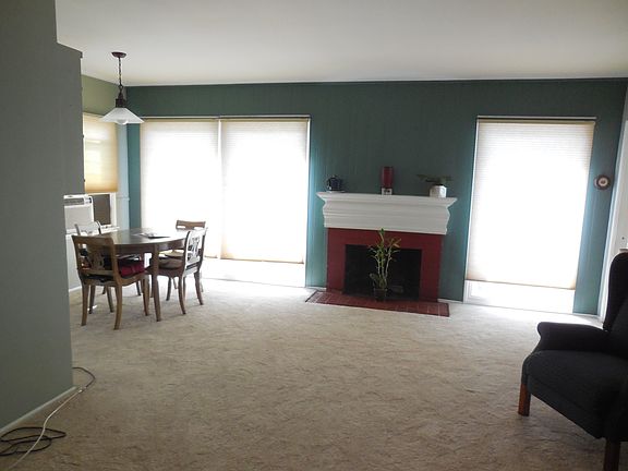 Livingroom with Fireplace