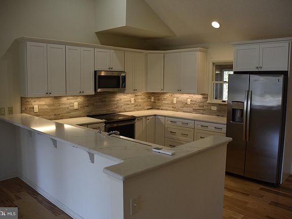3rd image of 608 Delaware Ct