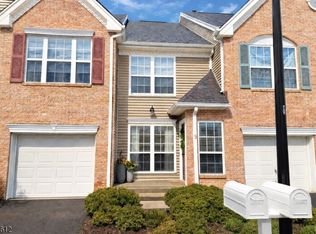 5 Winters Ct, Clark, NJ 07066