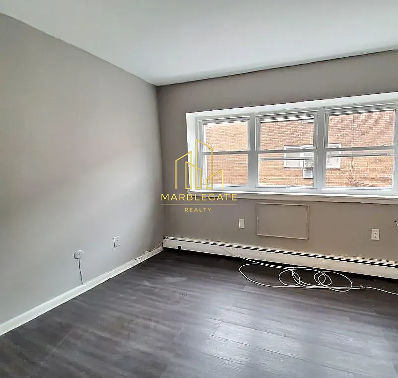 3 bed, 1050 sqft, $2,100 — Photo 3
