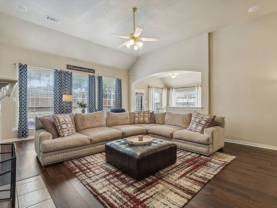1st image of 405 Lake Village Dr